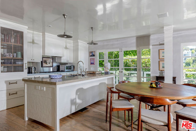 271 Amalfi Drive, Santa Monica CA: https://media.crmls.org/mediaz/87bba528-4329-4d42-ba20-4f91c043d31e.jpg