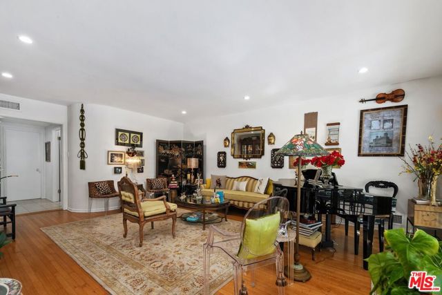 5550 W 63rd Street, Los Angeles CA: https://media.crmls.org/mediaz/87bc1197-f53b-48a8-81ec-1989f53b2840.jpg