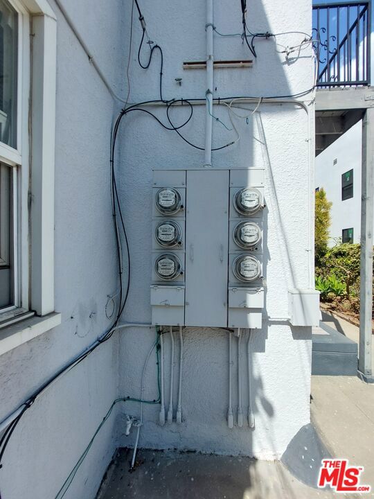 1296 S Citrus Avenue, Los Angeles CA: https://media.crmls.org/mediaz/87bc239d-fde0-46d3-b224-10692335e53e.jpg