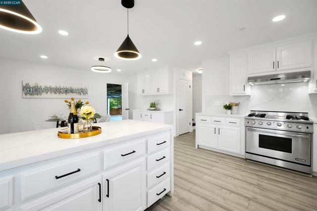 27 Briarwood Ct, Brentwood CA: https://media.crmls.org/mediaz/87bcafb3-dc23-4820-b28d-ee9bd015932d.jpg