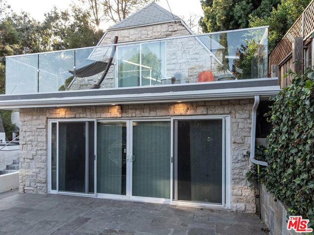 2633 N Commonwealth Avenue, Los Angeles CA: https://media.crmls.org/mediaz/87beb80a-1aab-42a7-9e00-4660b3b8dc0e.jpg
