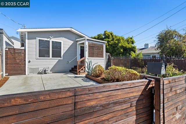 4010 Masterson St, Oakland CA: https://media.crmls.org/mediaz/87bf1601-9ee4-4a03-be58-0d1243e76f48.jpg