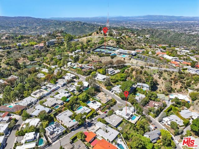 2442 Green View Place, Los Angeles CA: https://media.crmls.org/mediaz/87bfe749-f853-4a55-9b7e-1723517d3230.jpg