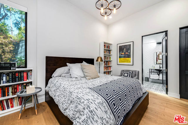 11258 Laurie Drive, Studio City CA: https://media.crmls.org/mediaz/87c087c0-3ed1-46e3-9396-99717e5c5fd1.jpg