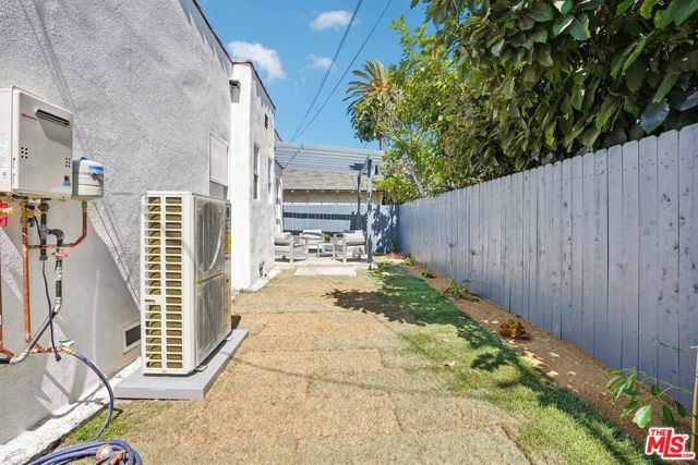 4438 W 28th Street, Los Angeles CA: https://media.crmls.org/mediaz/87c09cd7-a1c3-4b9d-b59e-cfe79828867d.jpg
