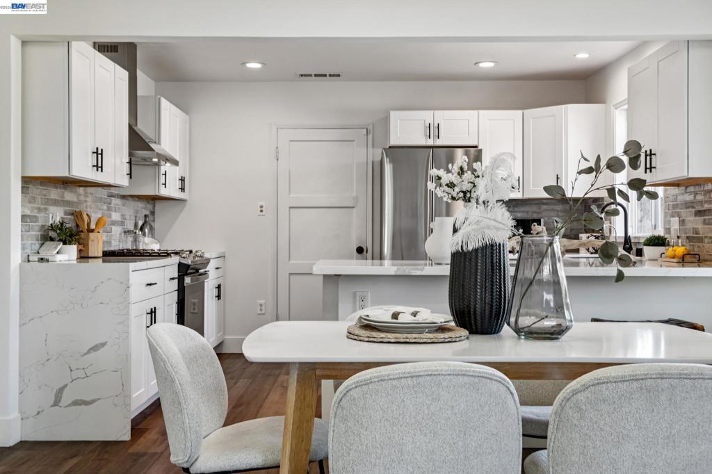 https://media.crmls.org/mediaz/87c0f94a-a4b0-45be-a40d-895c7d6d5a49.jpg?preset=X-Large