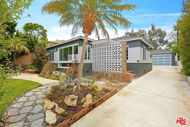 828 Hill Street, Santa Monica CA: https://media.crmls.org/mediaz/87c23312-3f18-4872-a1c3-eaa439ad6b42.jpg