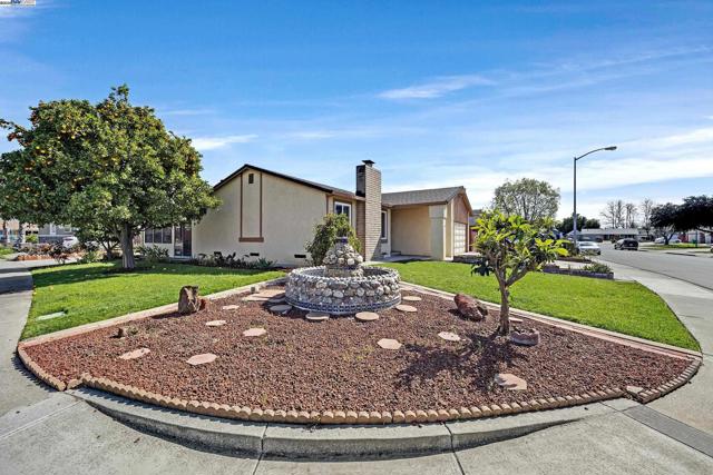 2702 Chinook Ct, Union City CA: https://media.crmls.org/mediaz/87c2e226-608a-4b13-8b0c-ae9a62490d60.jpg
