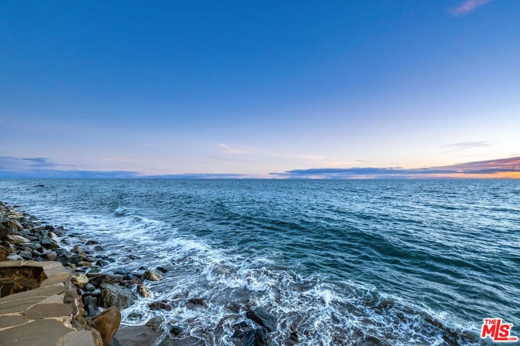 https://media.crmls.org/mediaz/87c32164-d8b0-4b35-b5a0-e075e29b3a0f.jpg?preset=X-Large
