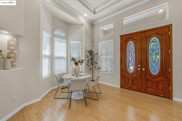 35 Amherst Ct, Menlo Park CA: https://media.crmls.org/mediaz/87c3a732-0e5d-4571-830d-d44bee17913a.jpg