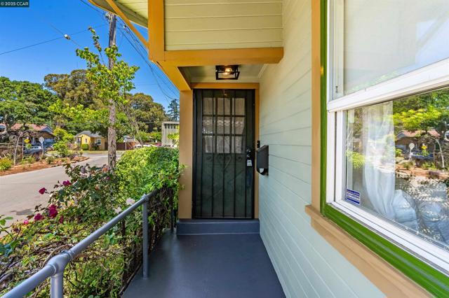 3018 Courtland Ave, Oakland CA: https://media.crmls.org/mediaz/87c3b757-c5ea-42fb-a8e4-c29d33c7d6c3.jpg