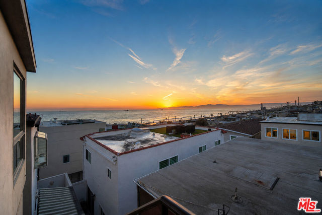 221 36th Street, Manhattan Beach, California 90266, 3 Bedrooms Bedrooms, 0 ,2 BathroomsBathrooms,Residential,For Sale,36th,0,26836511