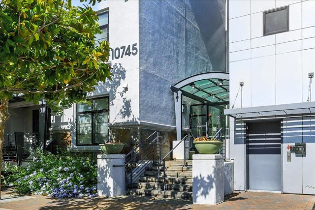 10745 N De Anza Boulevard, Cupertino CA: https://media.crmls.org/mediaz/87c4eefd-e0c1-4732-bc2d-434782fca240.jpg