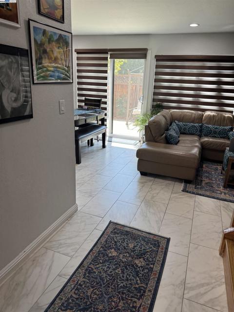 6649 Bunker Hill Ct, San Jose CA: https://media.crmls.org/mediaz/87c5d1ab-e7cc-45ea-a199-736eba64bb55.jpg