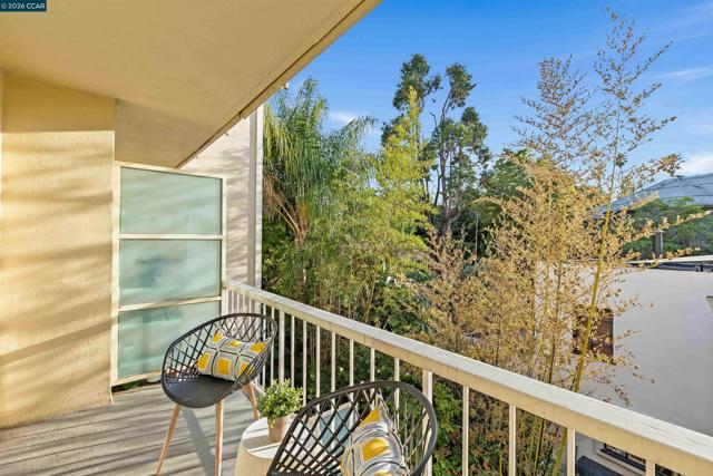 590 El Dorado Ave, Oakland CA: https://media.crmls.org/mediaz/87c6d7c5-898d-482e-b5f6-97195eca1428.jpg