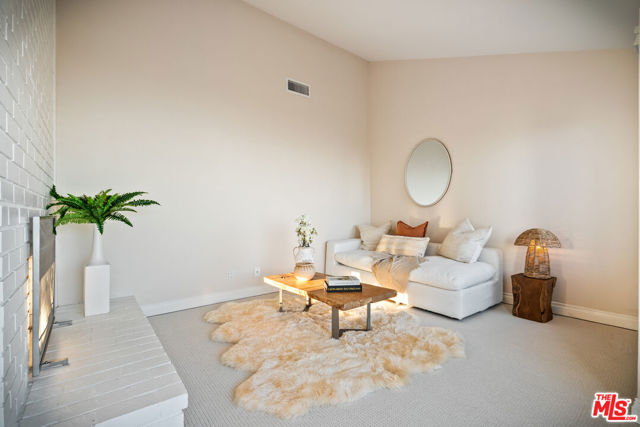 23255 W Paloma Blanca Drive, Malibu CA: https://media.crmls.org/mediaz/87c81285-bc93-4e89-8911-31ec75e8d136.jpg