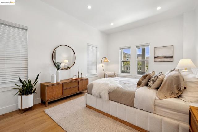864 Arlington Ave, Oakland CA: https://media.crmls.org/mediaz/87c90352-0285-4002-9f23-55aef2f02750.jpg