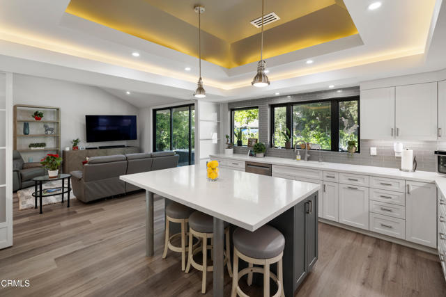 4428 Oakwood Avenue, La Canada Flintridge CA: https://media.crmls.org/mediaz/87cbcec9-5c2f-4032-b152-835d5abef502.jpg