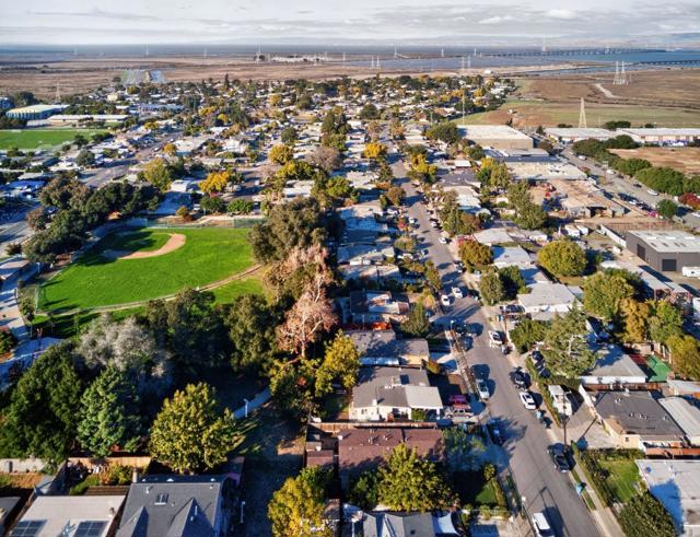 2509 Illinois Street, East Palo Alto CA: https://media.crmls.org/mediaz/87cce365-0401-44e3-8912-4db024a88d80.jpg