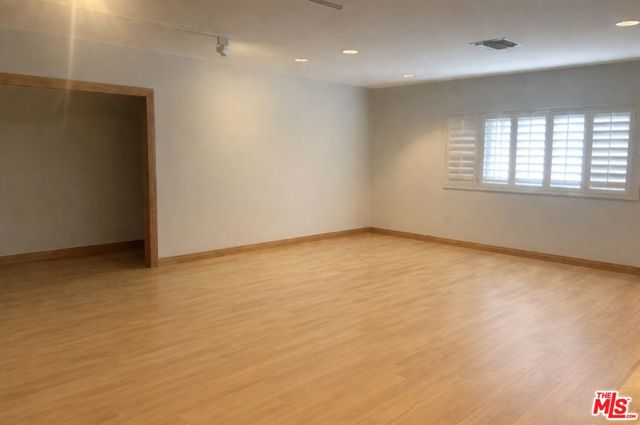 917 Oxford Way, Beverly Hills CA: https://media.crmls.org/mediaz/87cd0d23-f821-4508-90ef-568e0e0cca65.jpg