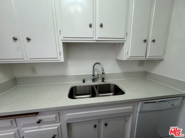 2803 Arizona Avenue, Santa Monica CA: https://media.crmls.org/mediaz/87cd61e7-72a0-4d49-9d56-2a4a1090d889.jpg