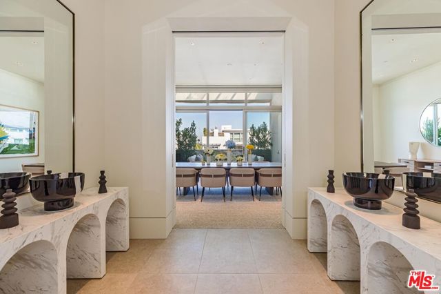 455 N Palm Drive, Beverly Hills CA: https://media.crmls.org/mediaz/87cd9b48-30db-4b9b-823d-99b30fbcb849.jpg