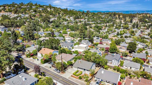 833 Alameda De Las Pulgas, Belmont CA: https://media.crmls.org/mediaz/87ce0a36-db5a-444e-837e-b4b1ba16f256.jpg