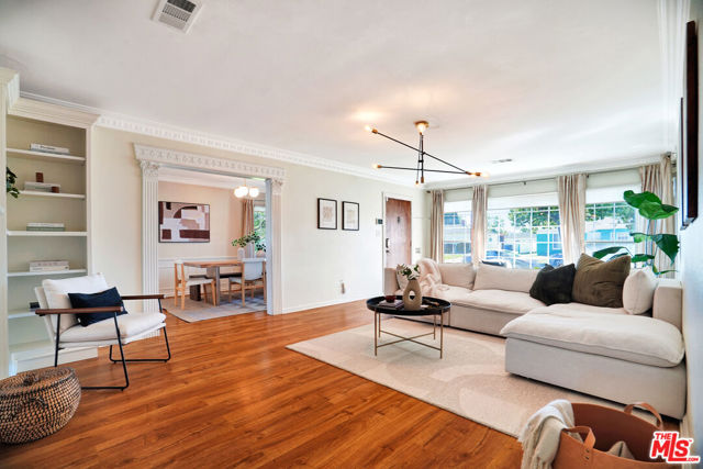 9210 S Van Ness Avenue, Los Angeles CA: https://media.crmls.org/mediaz/87ce71dc-c025-4377-891b-b8d5f49da508.jpg