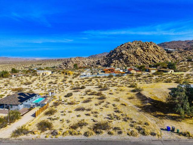 7215 Mt Lassen Avenue, Joshua Tree CA: https://media.crmls.org/mediaz/87ceb51d-752a-4e37-82f2-a117f3038741.jpg