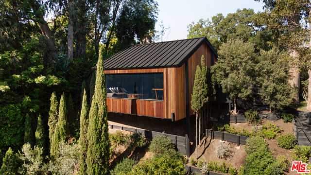 1509 Amalfi Drive, Pacific Palisades CA: https://media.crmls.org/mediaz/87cfdc1c-4dd7-4776-b2cf-2d1ecc0ad21b.jpg