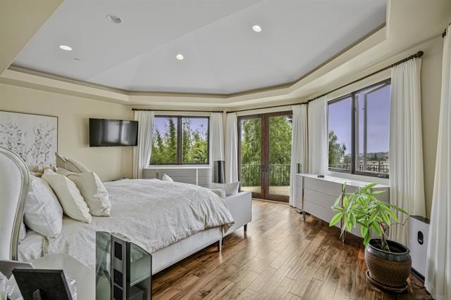 7335 El Fuerte St, Carlsbad CA: https://media.crmls.org/mediaz/87d0f636-699e-4a58-89d5-c38970fe8869.jpg