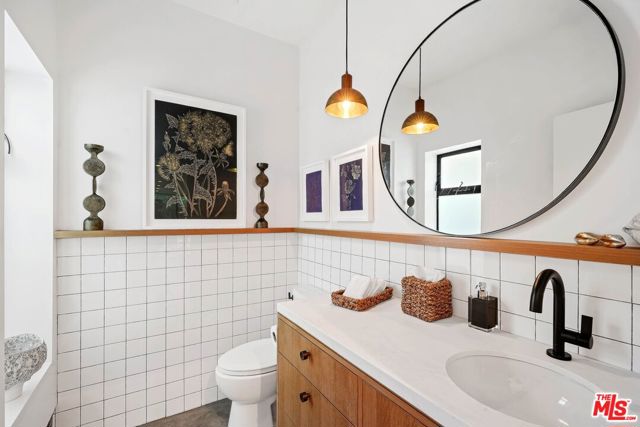810 Amoroso Place, Venice CA: https://media.crmls.org/mediaz/87d34d72-be1e-43c0-8243-d1711bae02c6.jpg