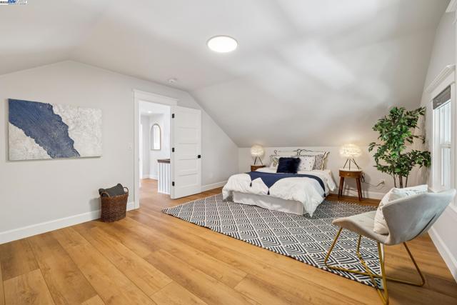 1525 Stanton St, Alameda CA: https://media.crmls.org/mediaz/87d366d4-6c3c-4b13-aee3-4b4aadca974d.jpg