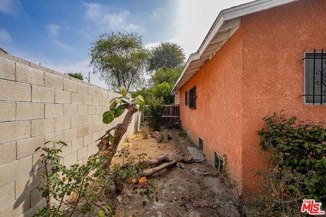 7805 Whitsett Avenue, Los Angeles, California 90001, ,Multi-Family,For Sale,Whitsett,24437463