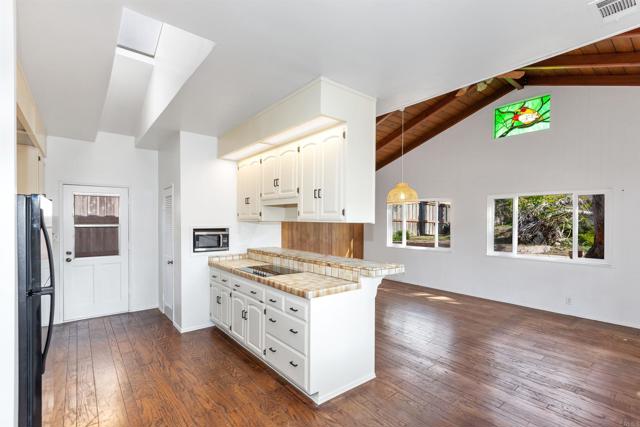 513 Canyon Drive, Solana Beach CA: https://media.crmls.org/mediaz/87d60f91-aa7f-4718-848c-0c0d0977f9fd.jpg