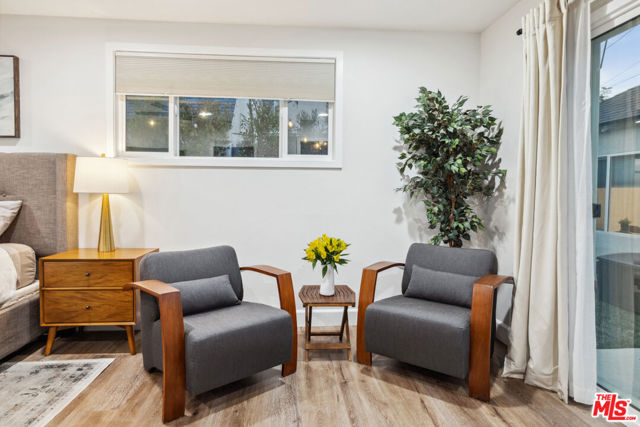 821 S Cloverdale Avenue, Los Angeles CA: https://media.crmls.org/mediaz/87d6eb89-20d0-4d95-8ebd-8d158e59ba25.jpg