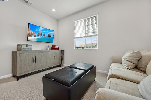 268 Coolcrest Dr, Oakley CA: https://media.crmls.org/mediaz/87d702e3-5309-44f8-9d31-84b9acfac1d2.jpg