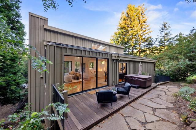 21 Valley Oak Street, Portola Valley CA: https://media.crmls.org/mediaz/87d82466-90bd-4f75-848a-360c8e34a3af.jpg