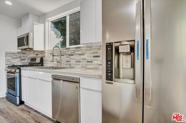 2419 S Cochran Avenue, Los Angeles CA: https://media.crmls.org/mediaz/87d869b7-98b9-4b68-8ba8-22aa21706941.jpg