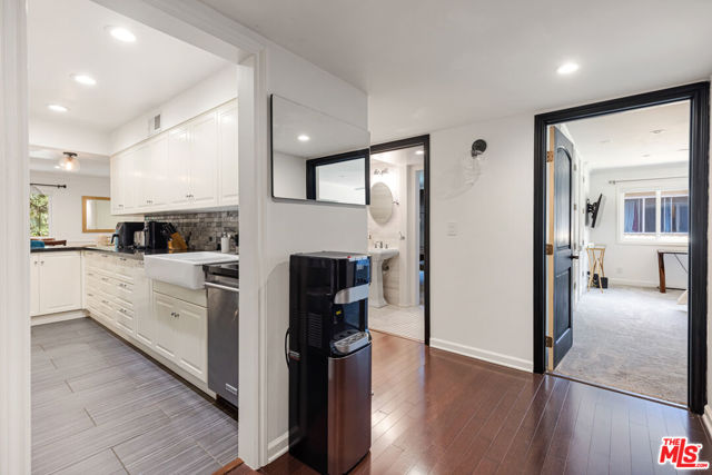 6708 Hillpark Drive, Los Angeles CA: https://media.crmls.org/mediaz/87d86e9c-4da9-4bee-97c6-f716ae9649dc.jpg