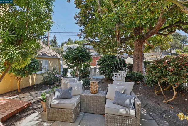 680 Grizzly Peak Blvd, Berkeley CA: https://media.crmls.org/mediaz/87d87653-7e71-41d9-8278-c41ec28cd202.jpg