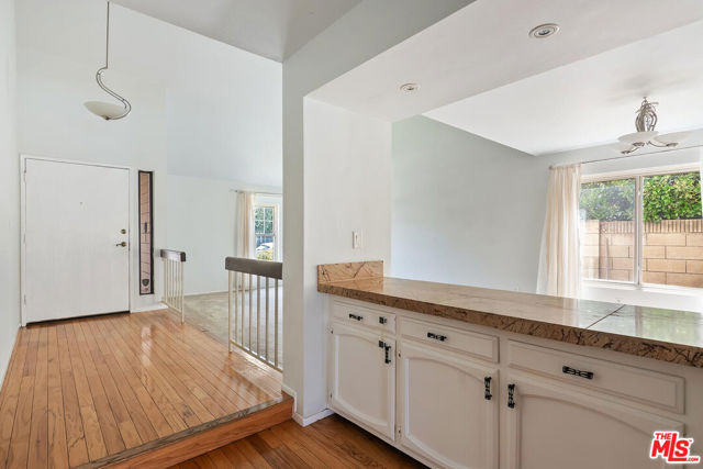 6263 Crebs Avenue, Tarzana CA: https://media.crmls.org/mediaz/87d91586-97f0-4065-9ef5-fa3bcc3b3a04.jpg