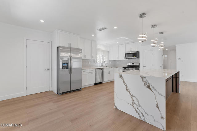 9800 Geyser Avenue, Northridge CA: https://media.crmls.org/mediaz/87da5d07-dc6f-457b-bcde-9868fe276976.jpg