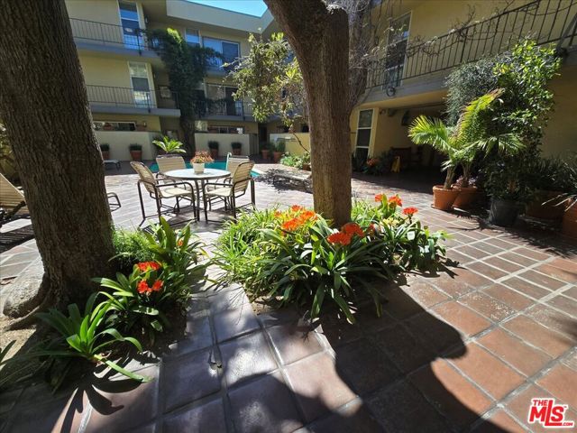 2311 4th Street, Santa Monica CA: https://media.crmls.org/mediaz/87da7808-64db-4577-9c11-43a3cacf9abe.jpg
