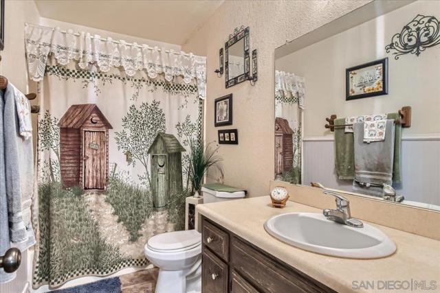 531 Silverbrook Dr, El Cajon CA: https://media.crmls.org/mediaz/87dafa5b-6cf5-4589-a13a-16451b06d813.jpg