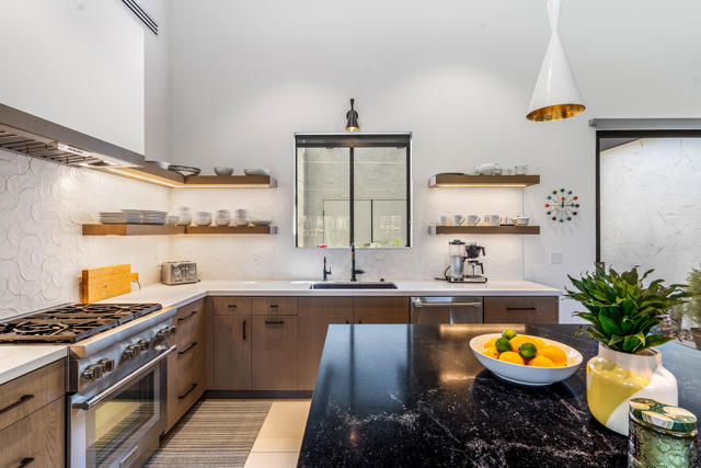 44841 Desert Horizons Drive, Indian Wells CA: https://media.crmls.org/mediaz/87db8991-cb46-4877-bdec-1014527fb6bb.jpg