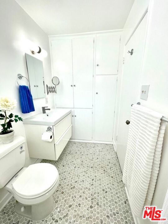 1453 S Westgate Avenue, Los Angeles CA: https://media.crmls.org/mediaz/87dc76ff-b143-4d98-89c1-70572c7c97e5.jpg