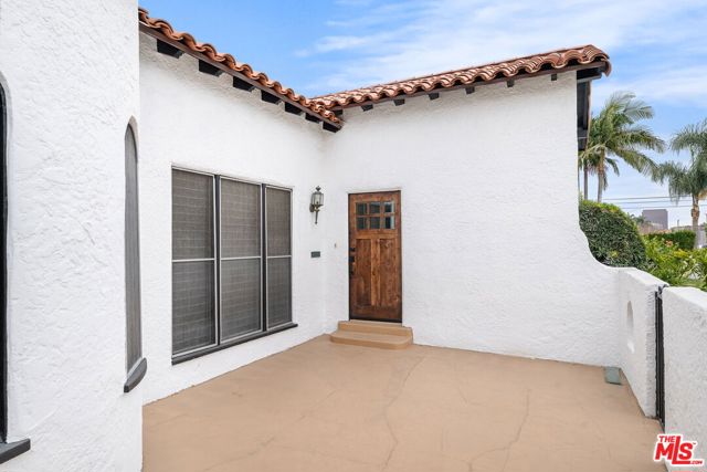 330 N La Jolla Avenue, Los Angeles CA: https://media.crmls.org/mediaz/87dcba43-4bb8-4259-a788-0215fc03fd31.jpg