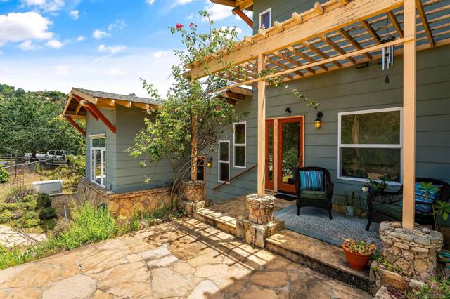 6132 Rainbow Heights Rd, Fallbrook CA: https://media.crmls.org/mediaz/87deb6e7-fb49-4fd2-8e4b-fbe55599928c.jpg