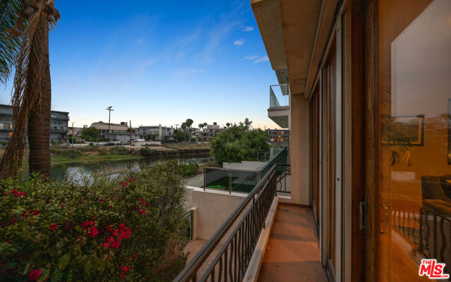 4115 Roma Court, Marina del Rey CA: https://media.crmls.org/mediaz/87df5b30-ae39-4142-bc35-49b3e307b293.jpg